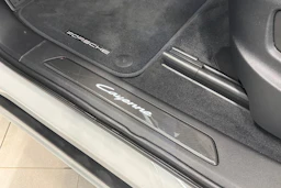 Harmaa Porsche Cayenne 2024 kuva 27.