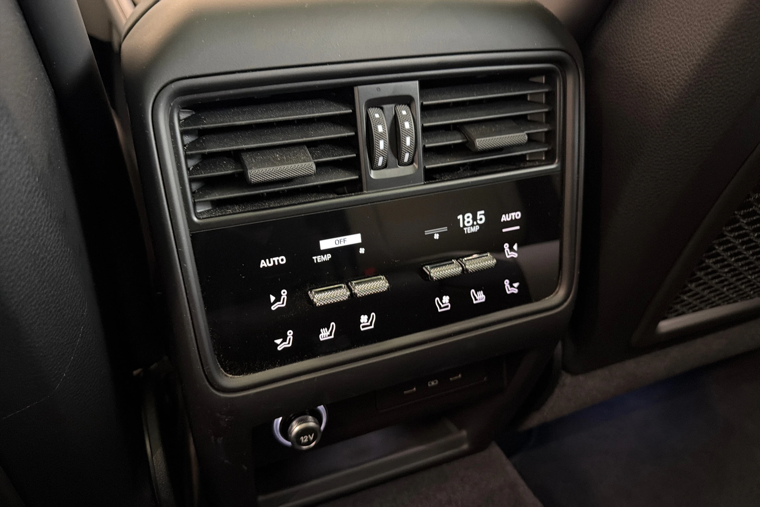 Harmaa Porsche Cayenne 2024 kuva 28.