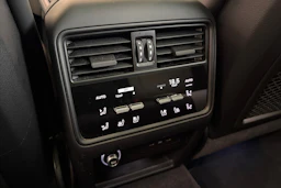 Harmaa Porsche Cayenne 2024 kuva 28.