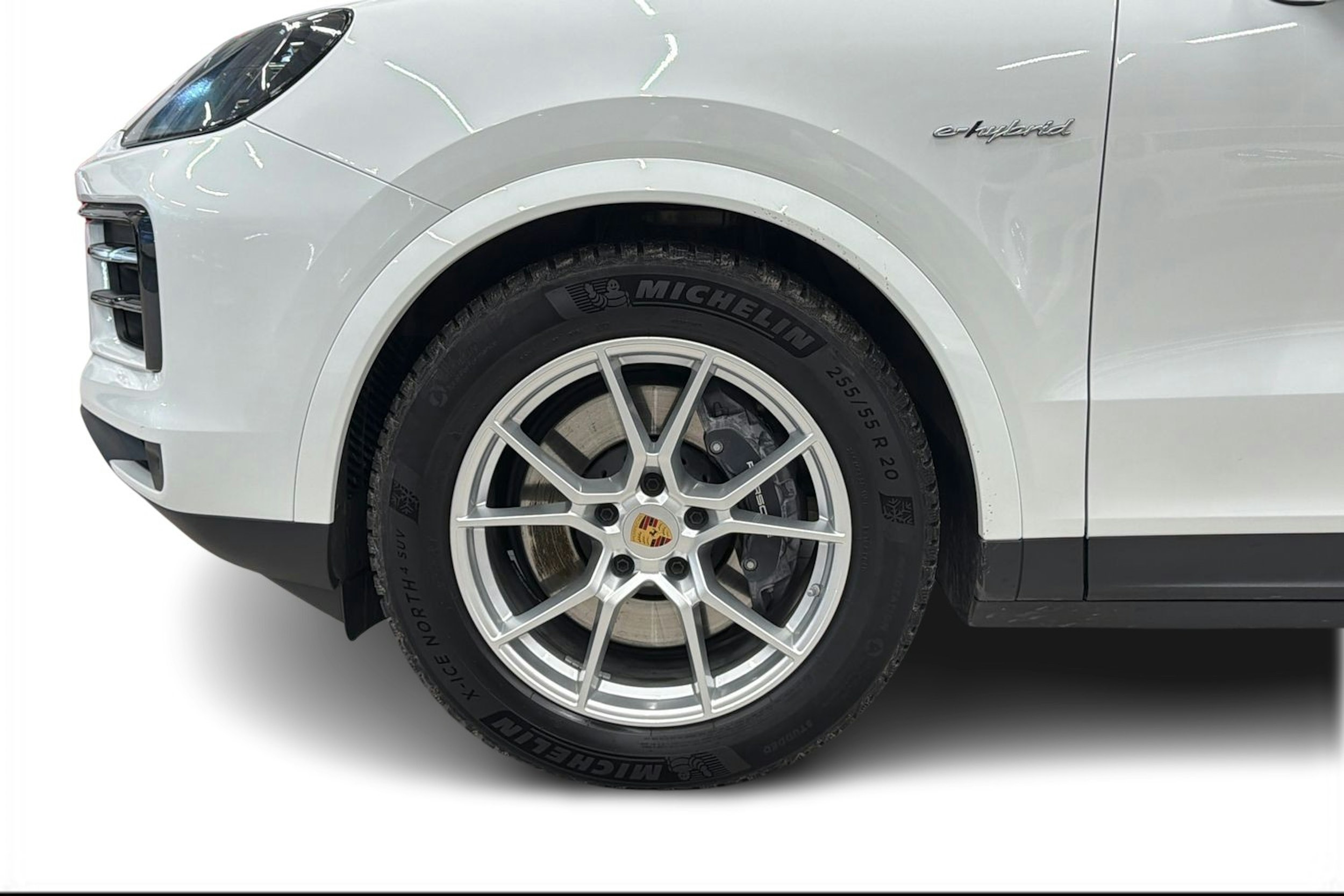 Valkoinen Porsche Cayenne 2024 kuva 6.