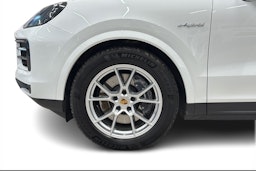 Valkoinen Porsche Cayenne 2024 kuva 6.