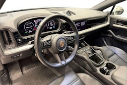 Valkoinen Porsche Cayenne 2024 kuva 7.