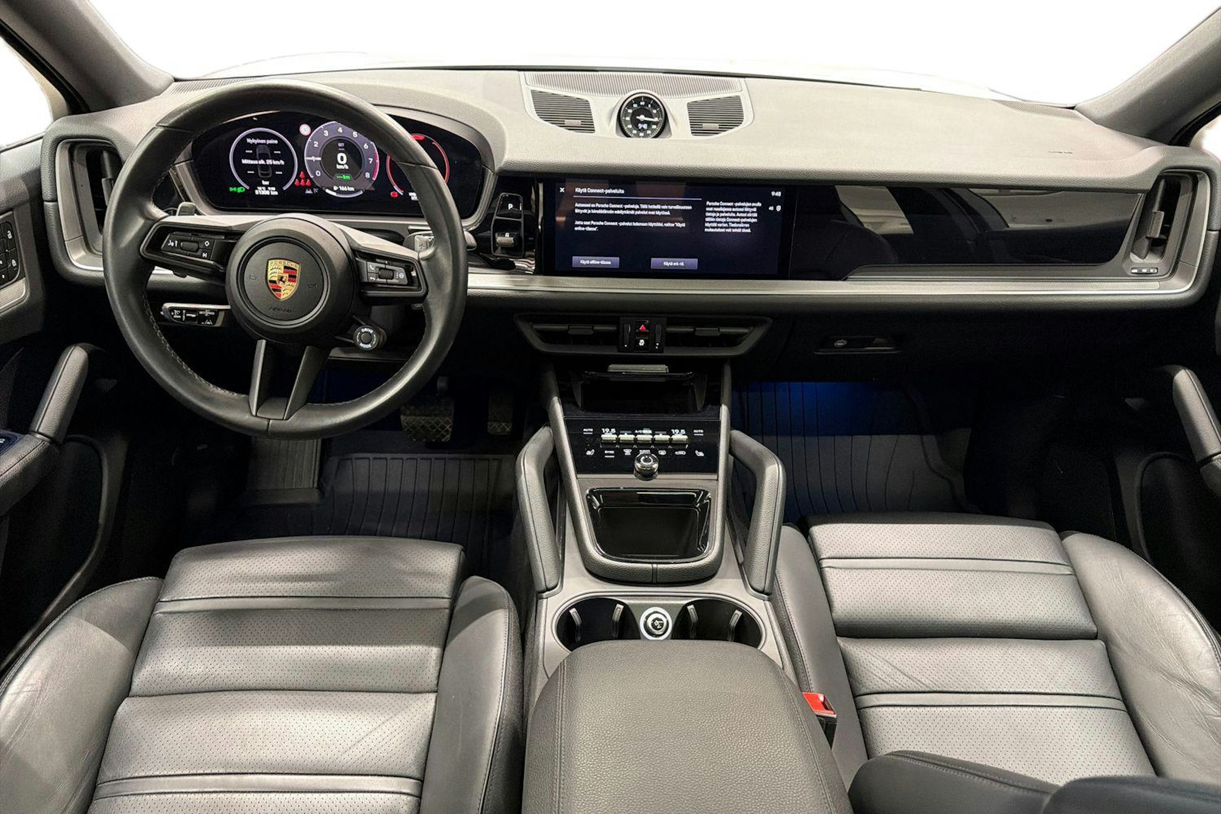 Valkoinen Porsche Cayenne 2024 kuva 8.