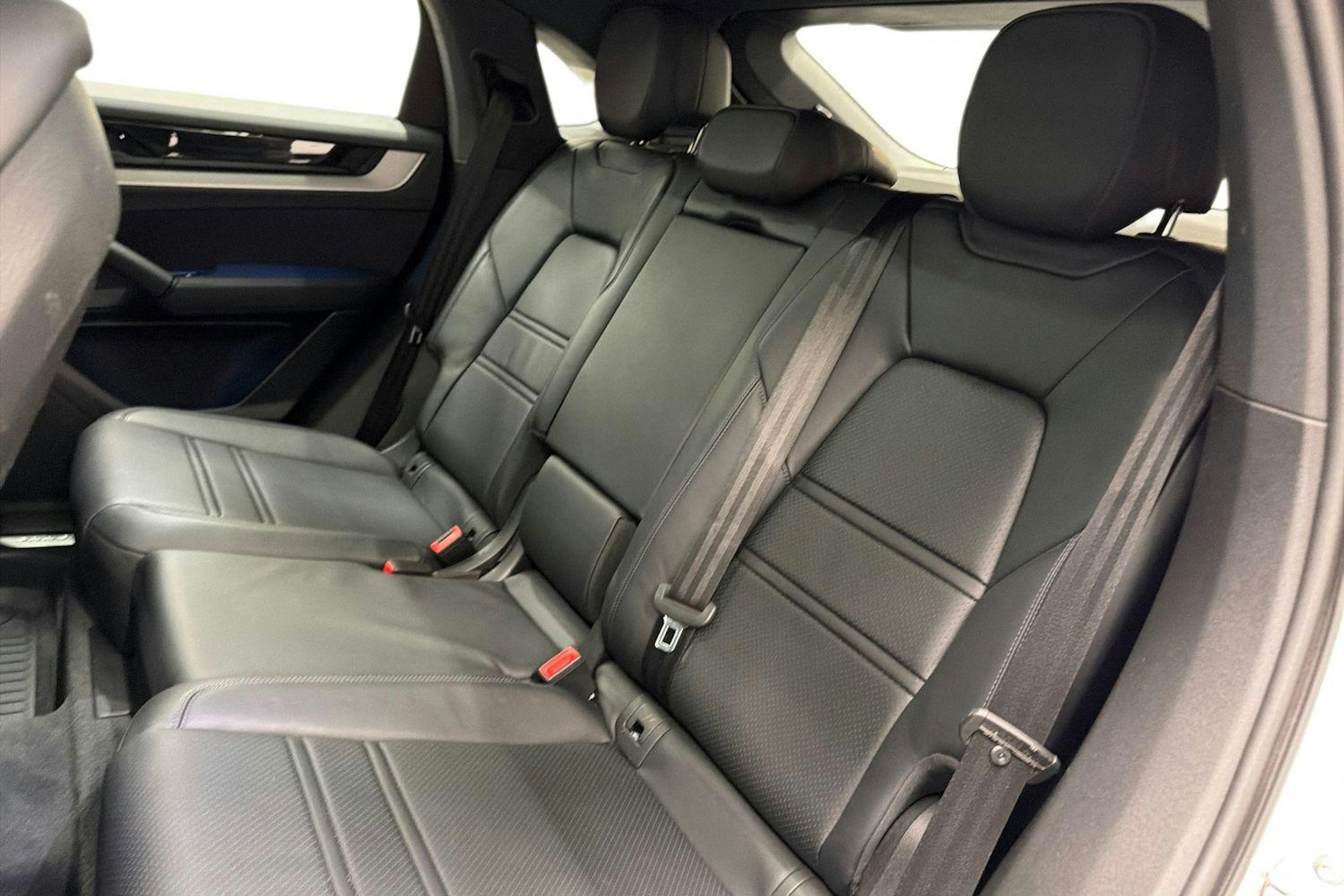 Valkoinen Porsche Cayenne 2024 kuva 9.