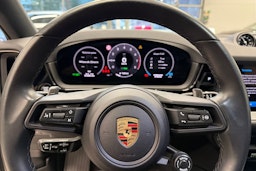 Valkoinen Porsche Cayenne 2024 kuva 11.