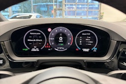 Valkoinen Porsche Cayenne 2024 kuva 12.