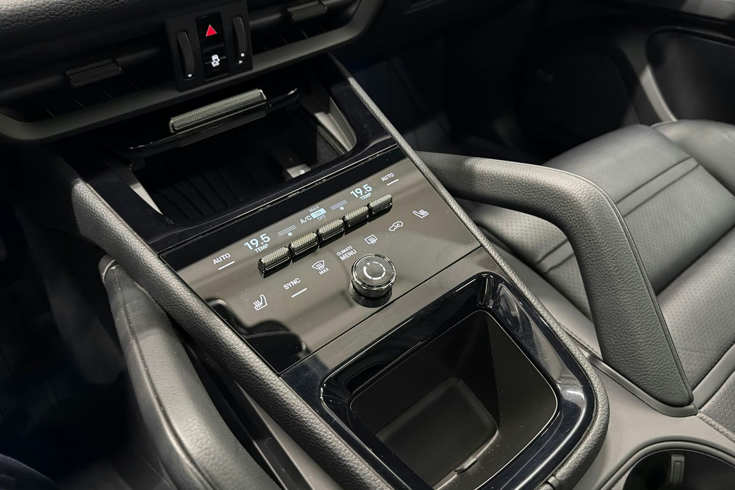 Valkoinen Porsche Cayenne 2024 kuva 13.