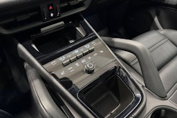 Valkoinen Porsche Cayenne 2024 kuva 13.