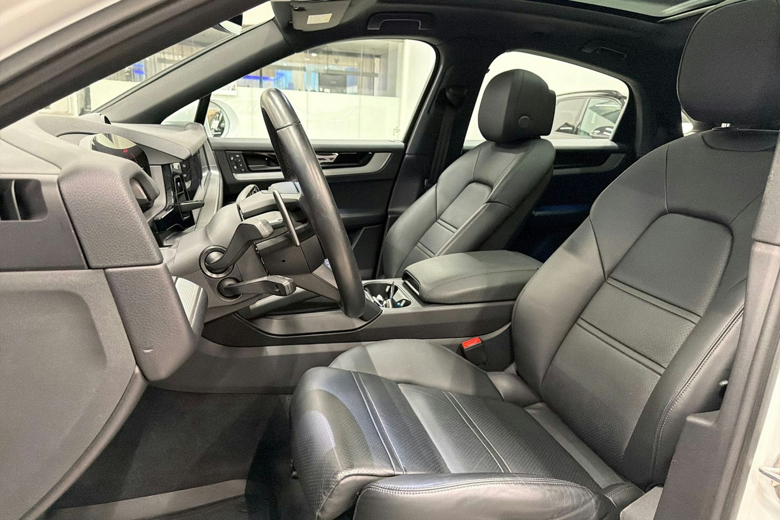 Valkoinen Porsche Cayenne 2024 kuva 14.