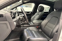 Valkoinen Porsche Cayenne 2024 kuva 14.