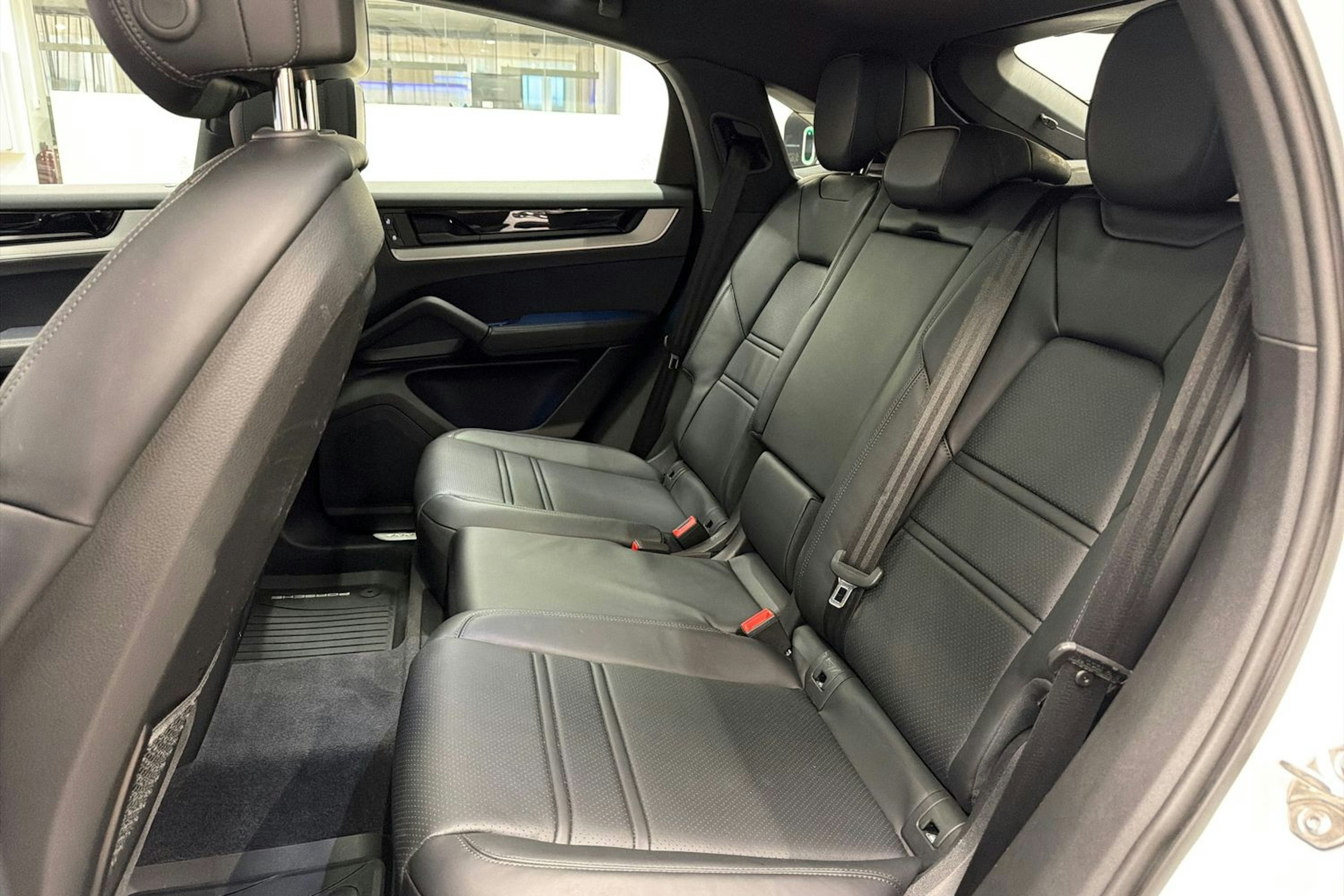 Valkoinen Porsche Cayenne 2024 kuva 15.