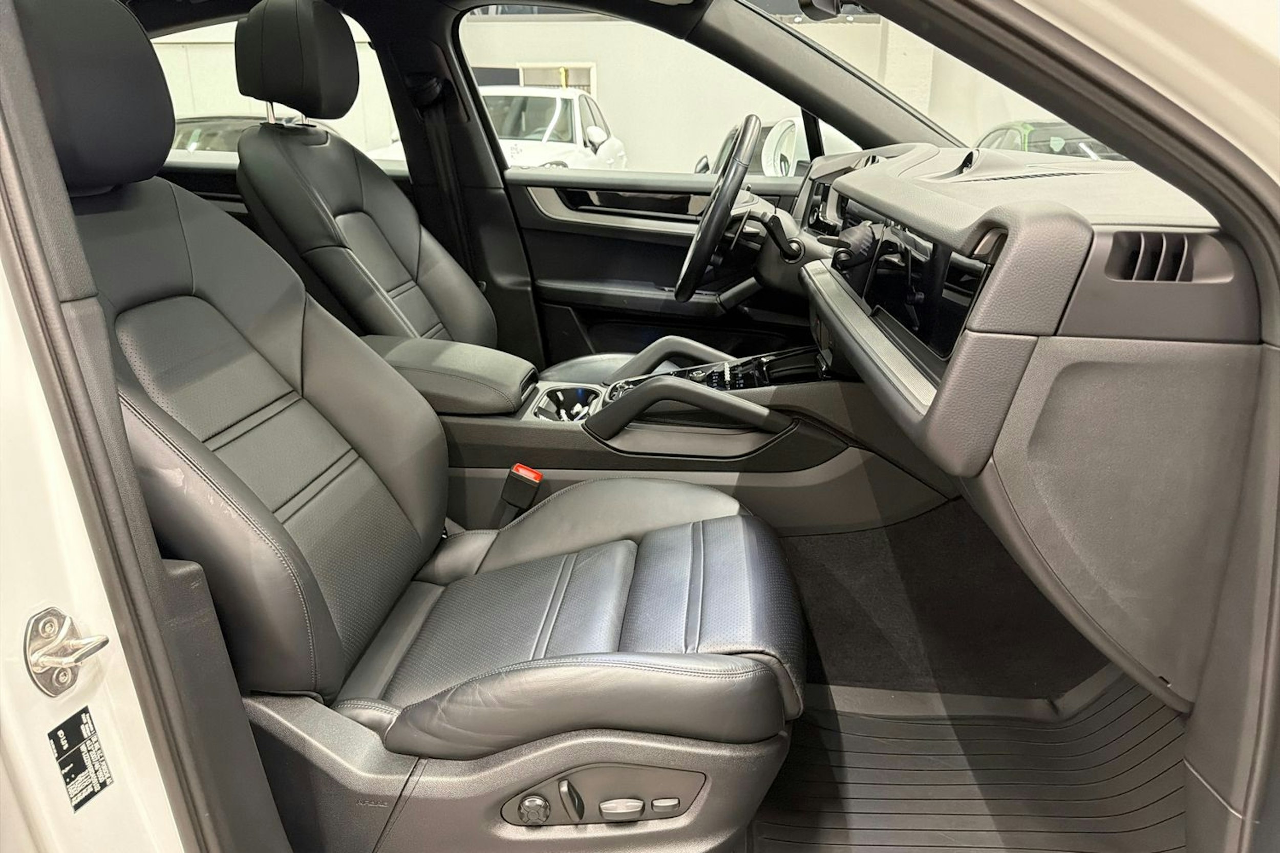 Valkoinen Porsche Cayenne 2024 kuva 16.