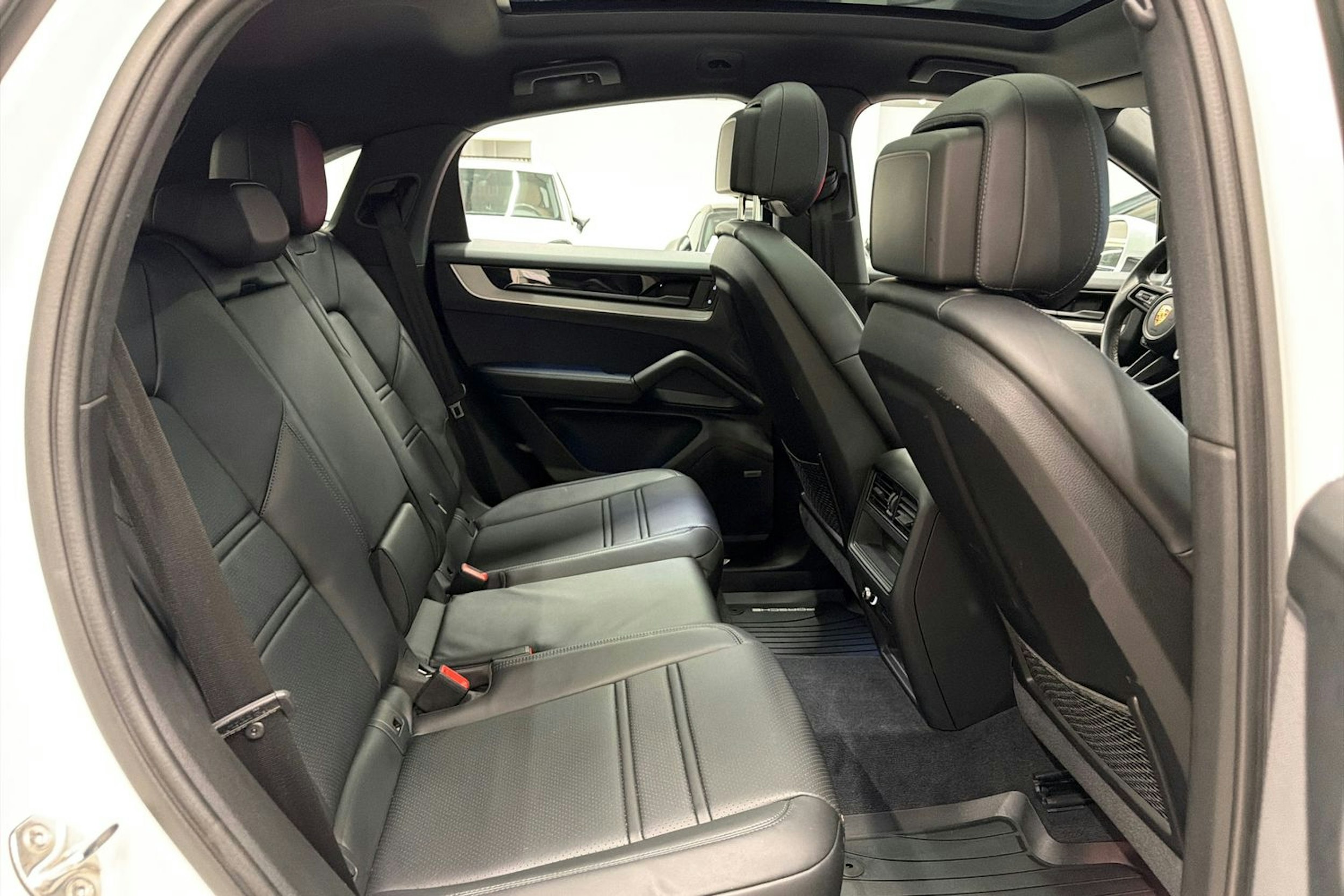 Valkoinen Porsche Cayenne 2024 kuva 17.