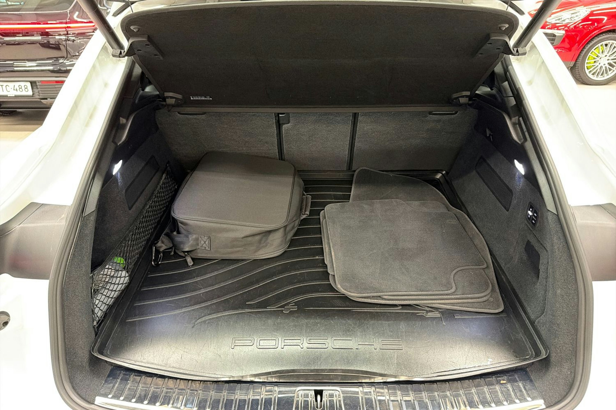 Valkoinen Porsche Cayenne 2024 kuva 18.