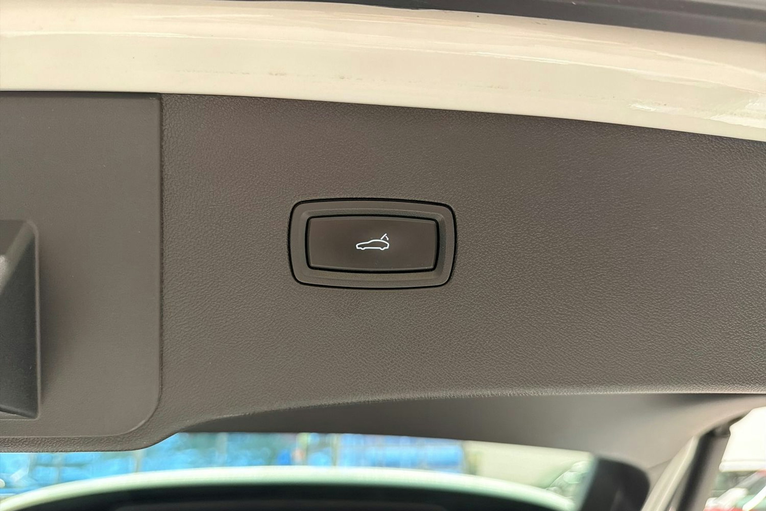 Valkoinen Porsche Cayenne 2024 kuva 21.