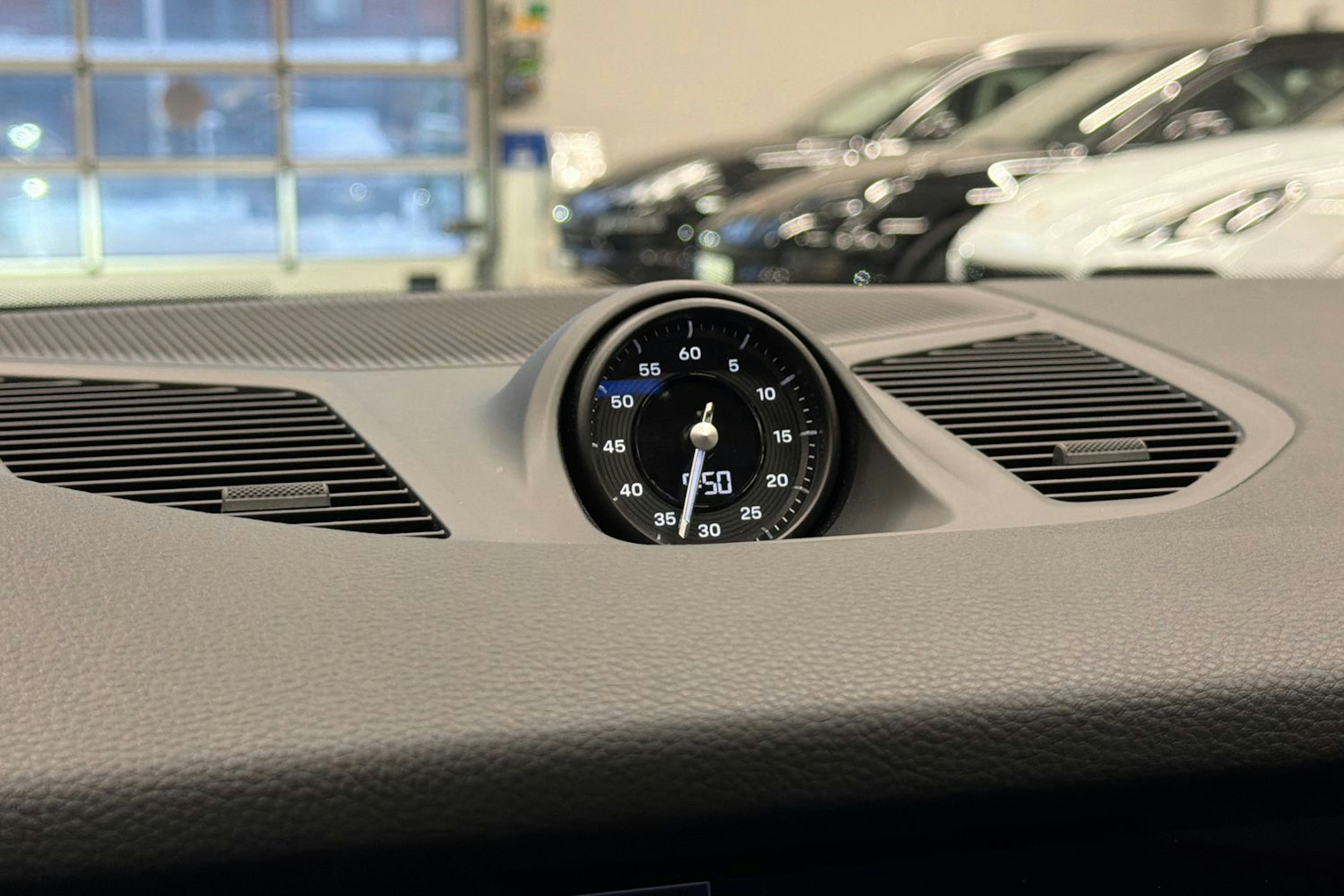 Valkoinen Porsche Cayenne 2024 kuva 24.