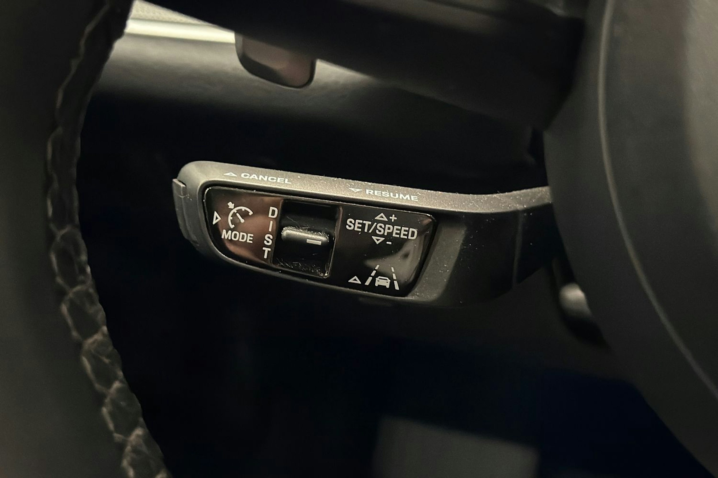 Valkoinen Porsche Cayenne 2024 kuva 25.