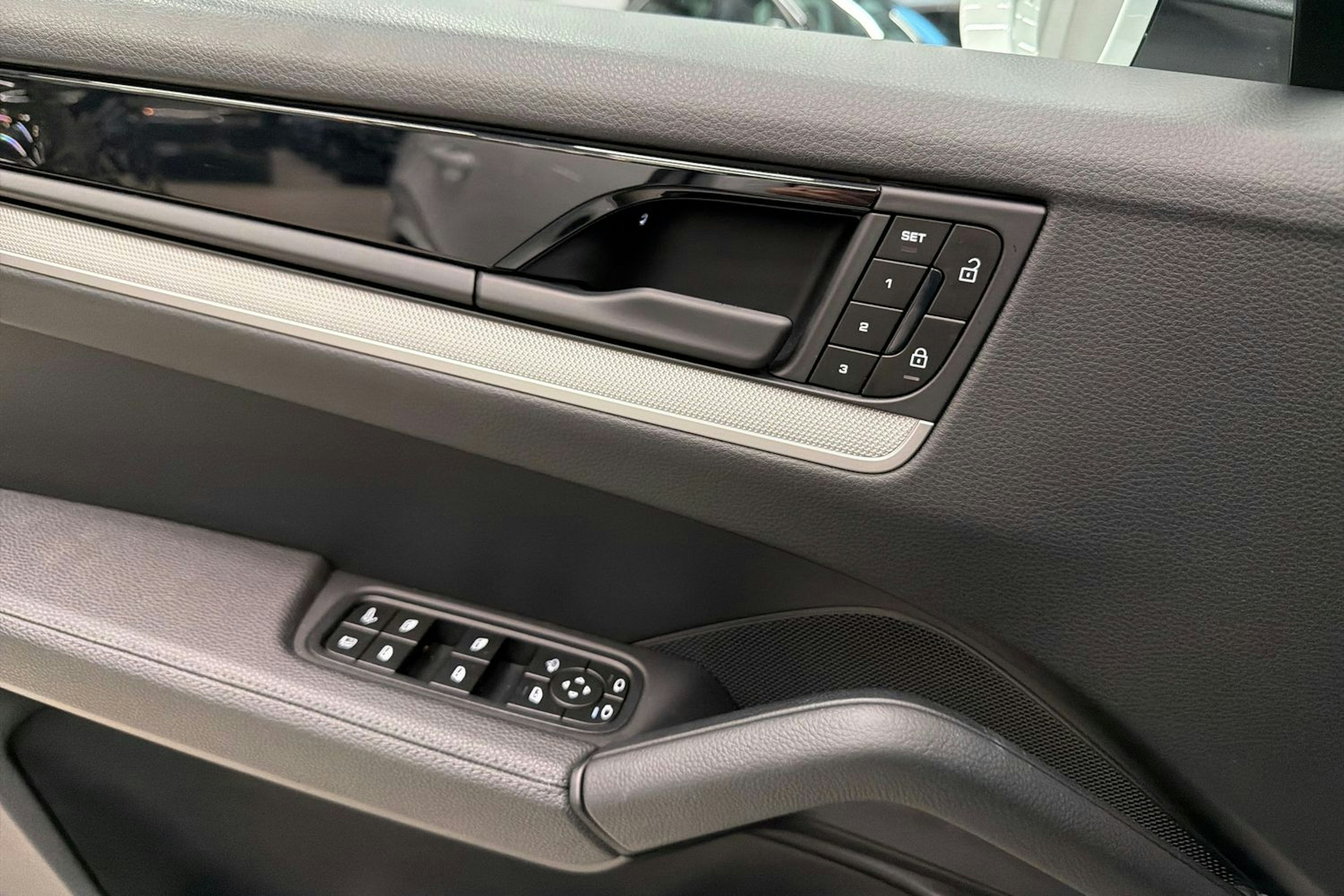 Valkoinen Porsche Cayenne 2024 kuva 26.