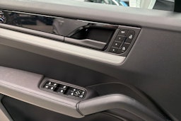 Valkoinen Porsche Cayenne 2024 kuva 26.