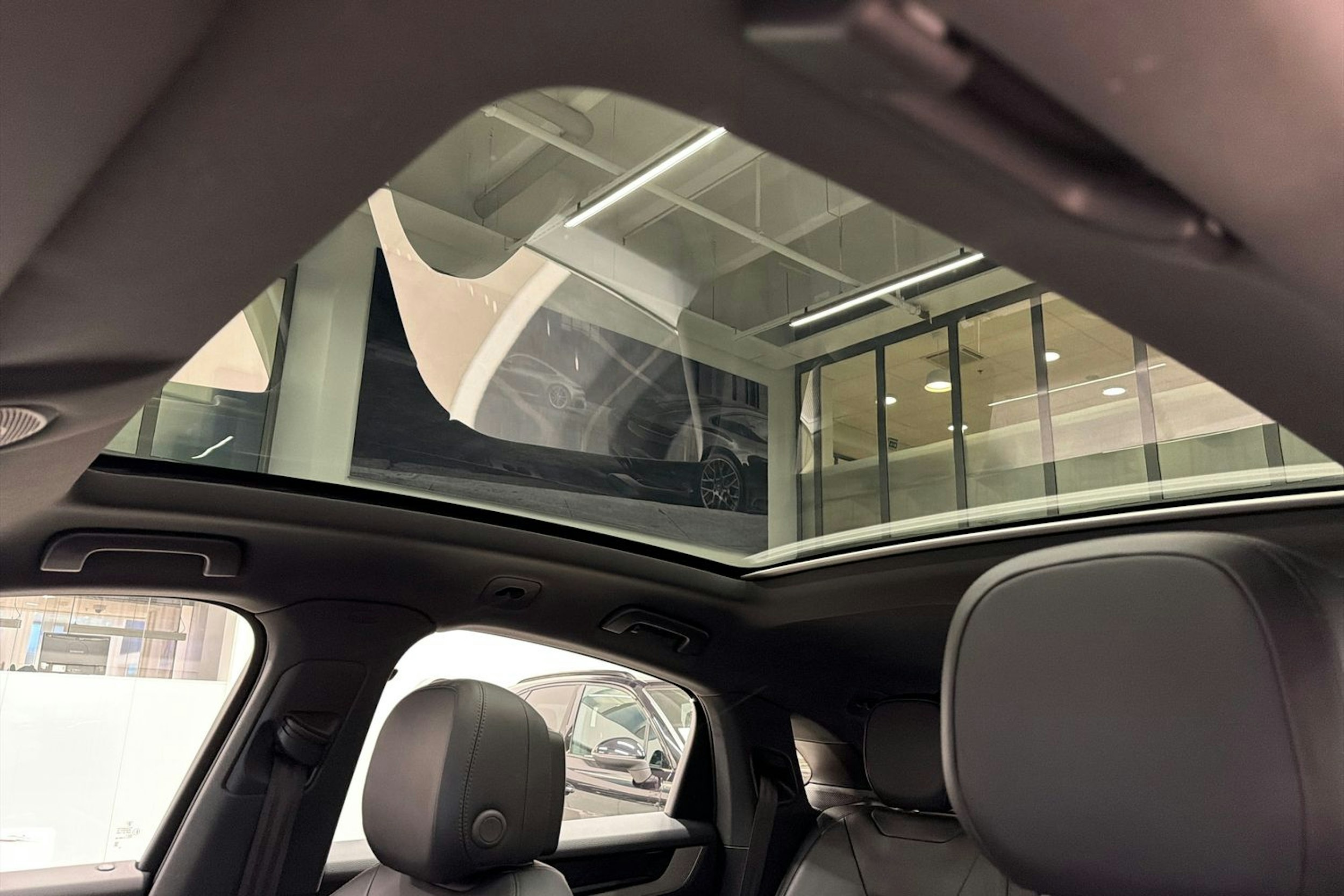 Valkoinen Porsche Cayenne 2024 kuva 27.