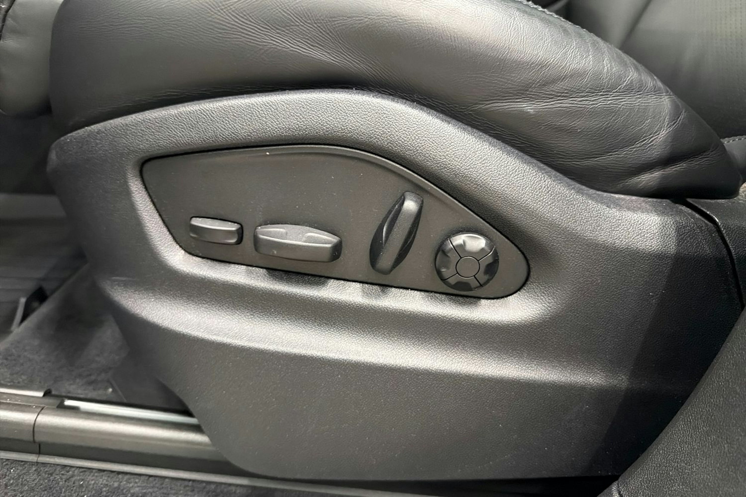 Valkoinen Porsche Cayenne 2024 kuva 28.