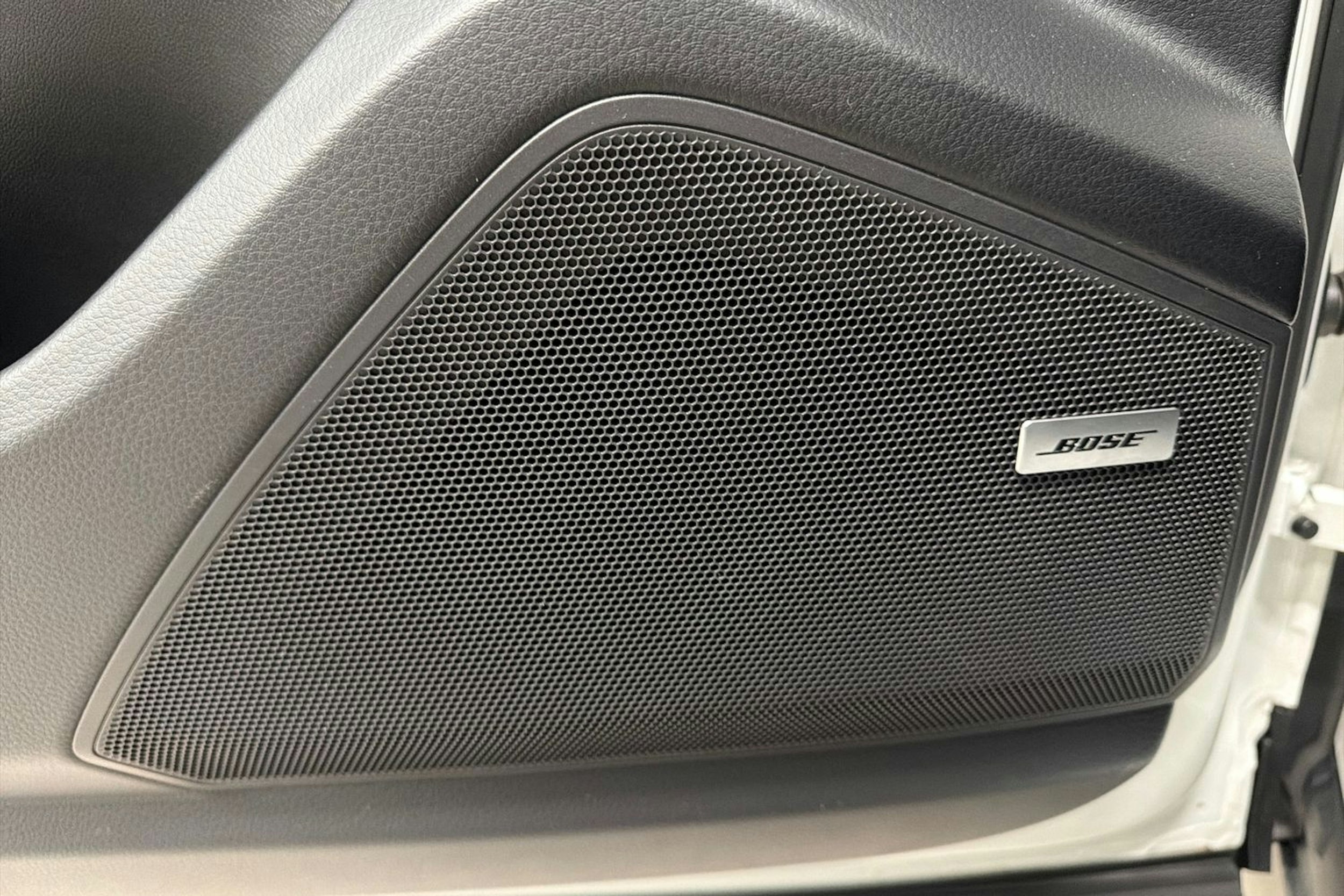 Valkoinen Porsche Cayenne 2024 kuva 29.