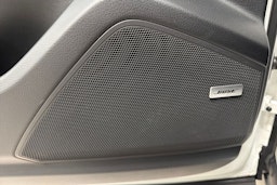 Valkoinen Porsche Cayenne 2024 kuva 29.