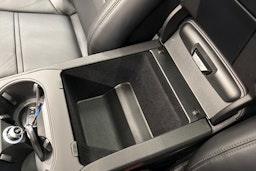 Valkoinen Porsche Cayenne 2024 kuva 30.