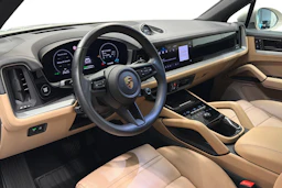 Harmaa Porsche Cayenne 2024 kuva 6.