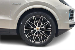Harmaa Porsche Cayenne 2024 kuva 7.