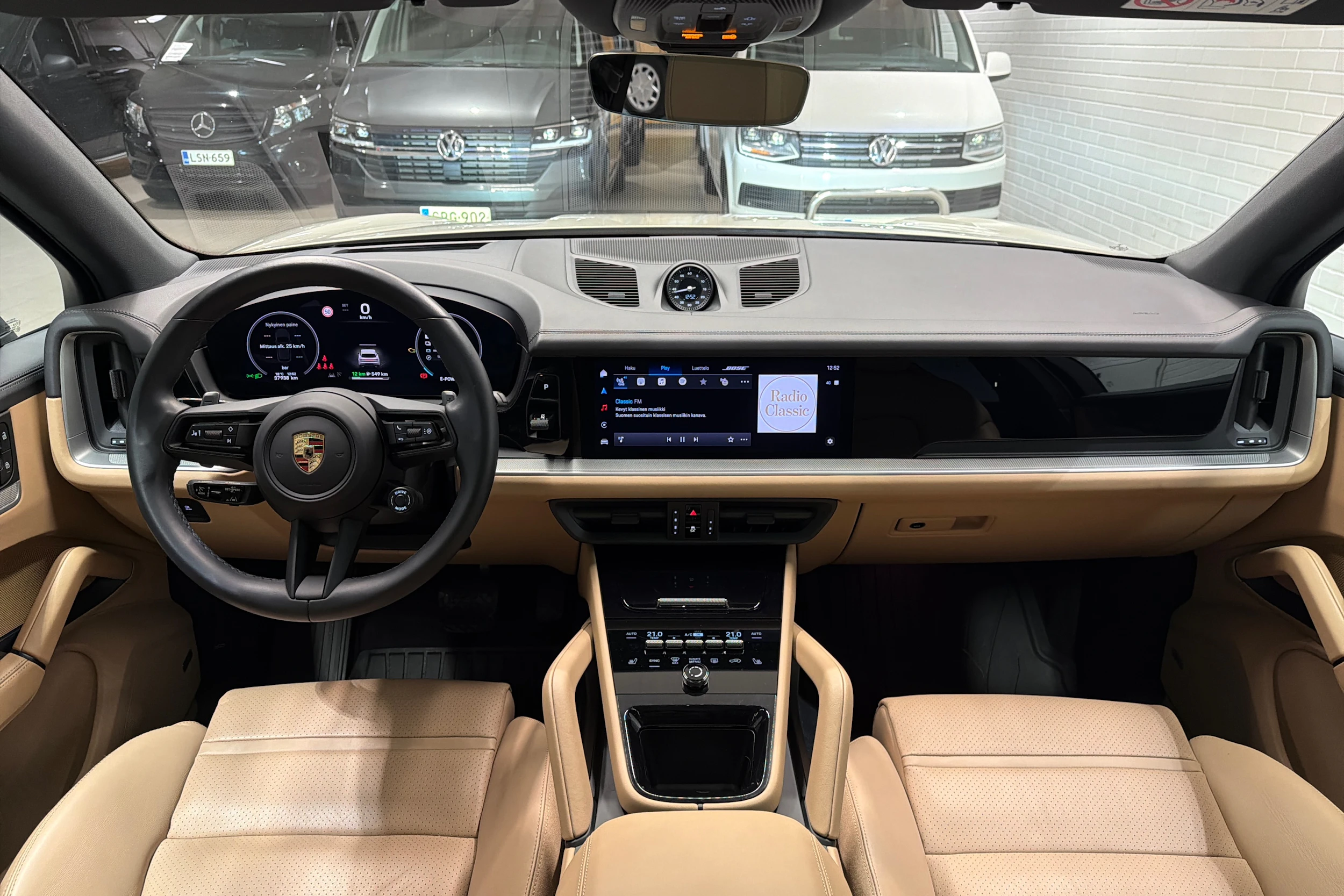 Harmaa Porsche Cayenne 2024 kuva 8.