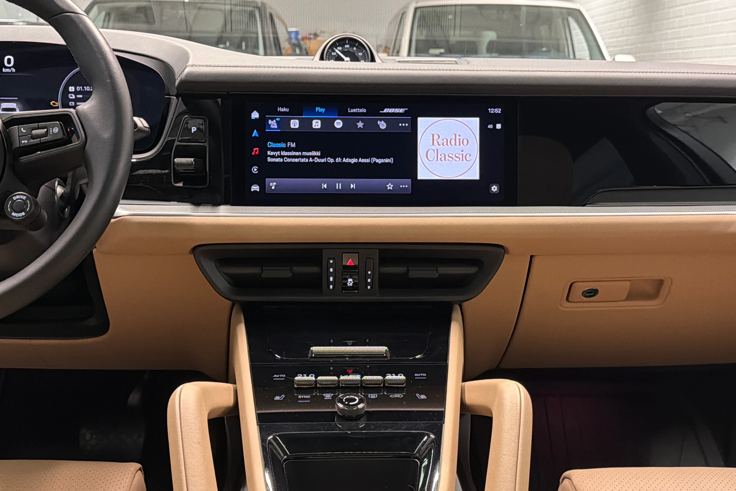 Harmaa Porsche Cayenne 2024 kuva 9.