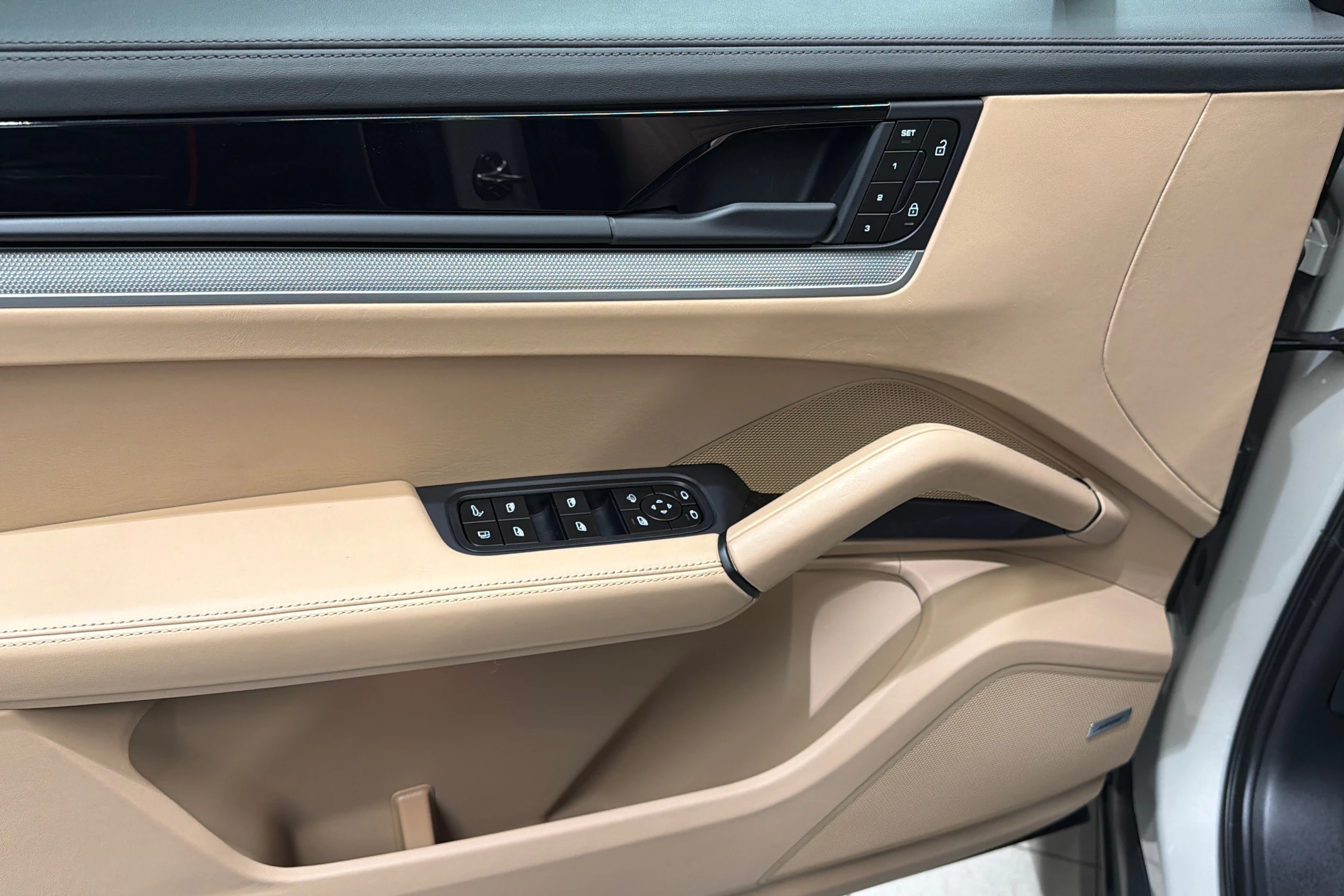 Harmaa Porsche Cayenne 2024 kuva 12.