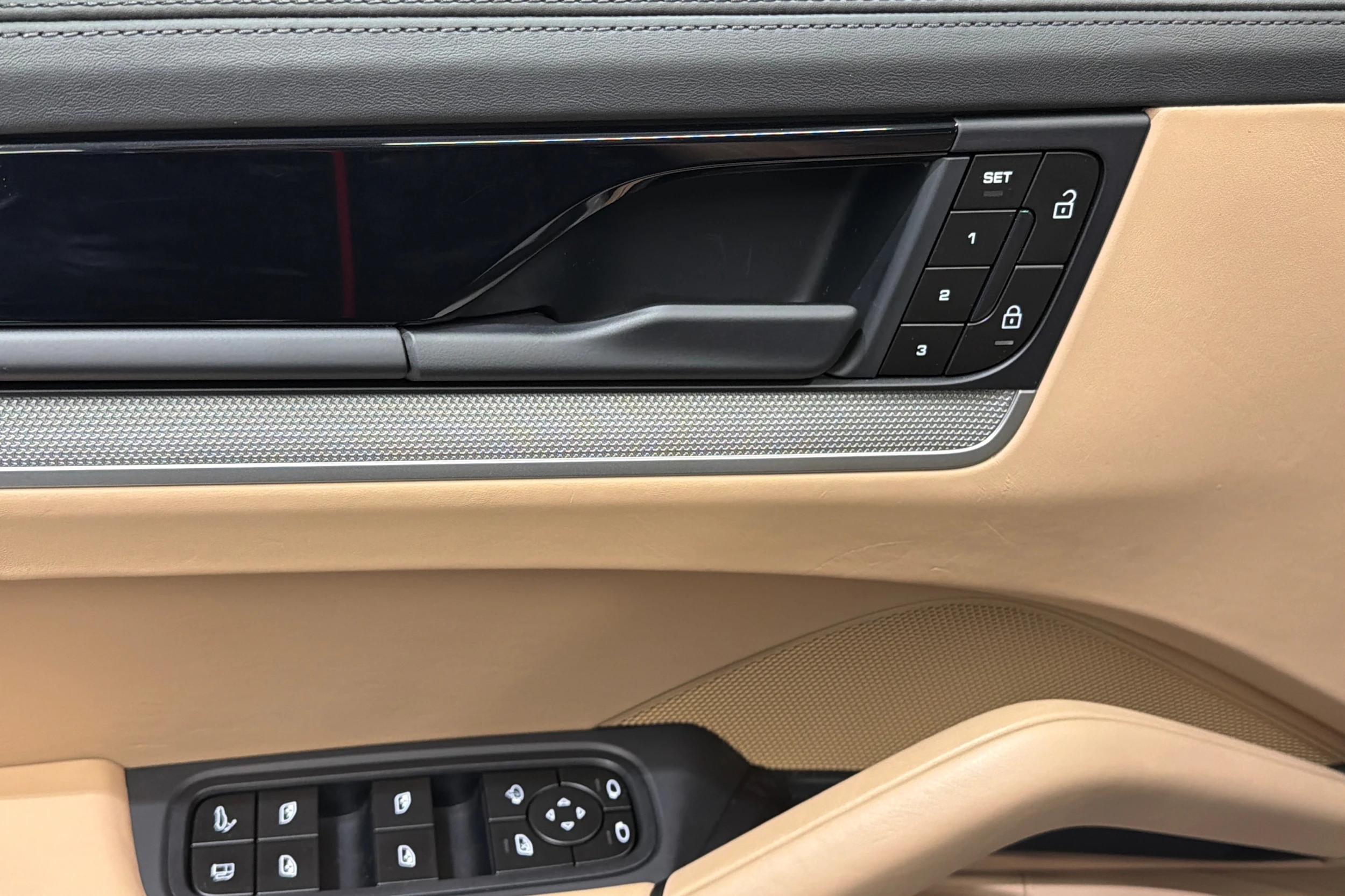 Harmaa Porsche Cayenne 2024 kuva 13.