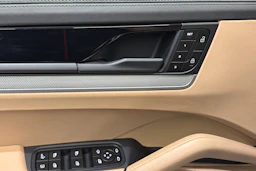 Harmaa Porsche Cayenne 2024 kuva 13.