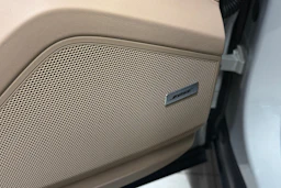 Harmaa Porsche Cayenne 2024 kuva 14.