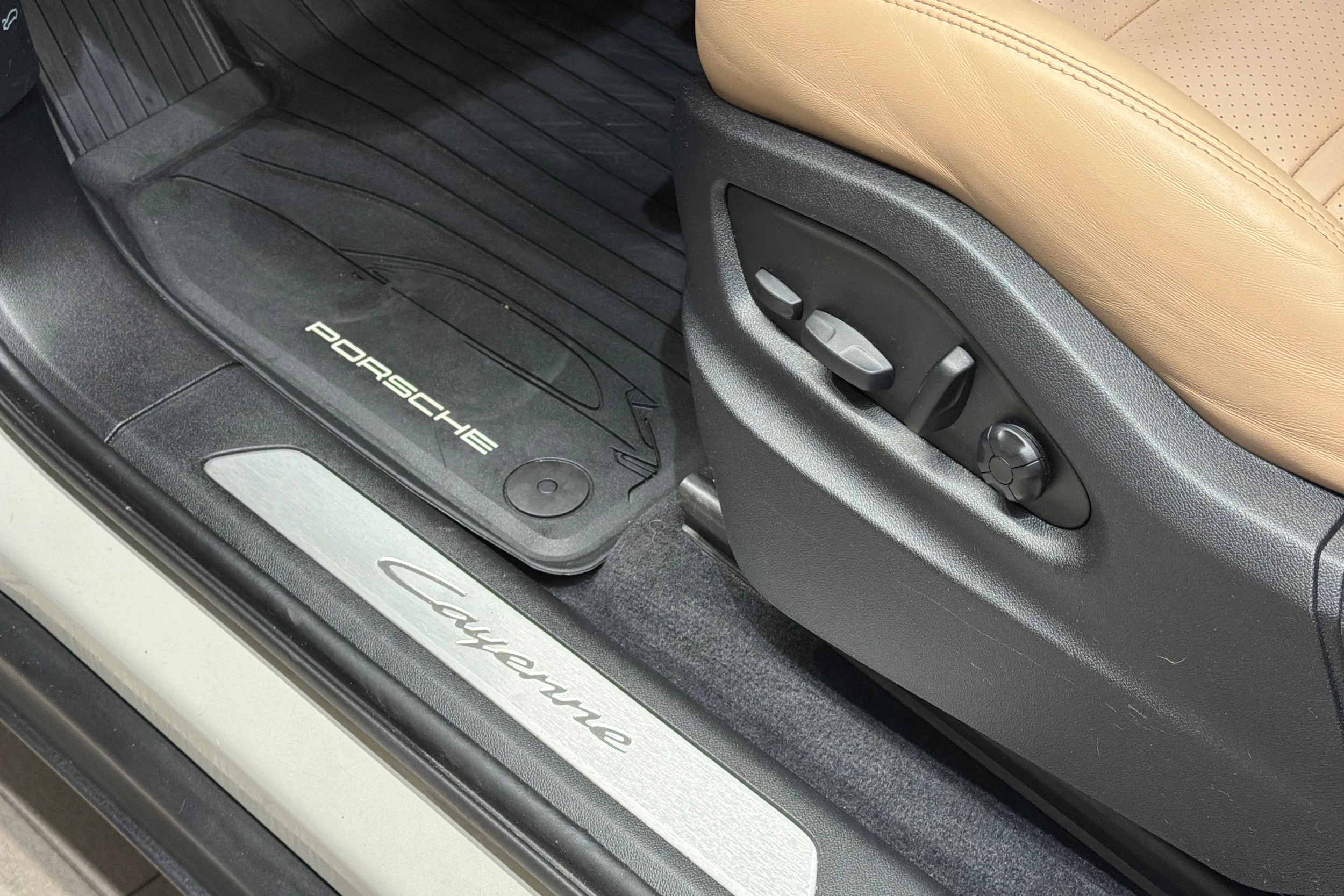 Harmaa Porsche Cayenne 2024 kuva 15.