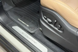 Harmaa Porsche Cayenne 2024 kuva 15.