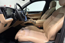 Harmaa Porsche Cayenne 2024 kuva 16.