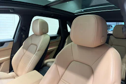Harmaa Porsche Cayenne 2024 kuva 17.