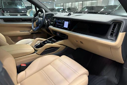 Harmaa Porsche Cayenne 2024 kuva 18.