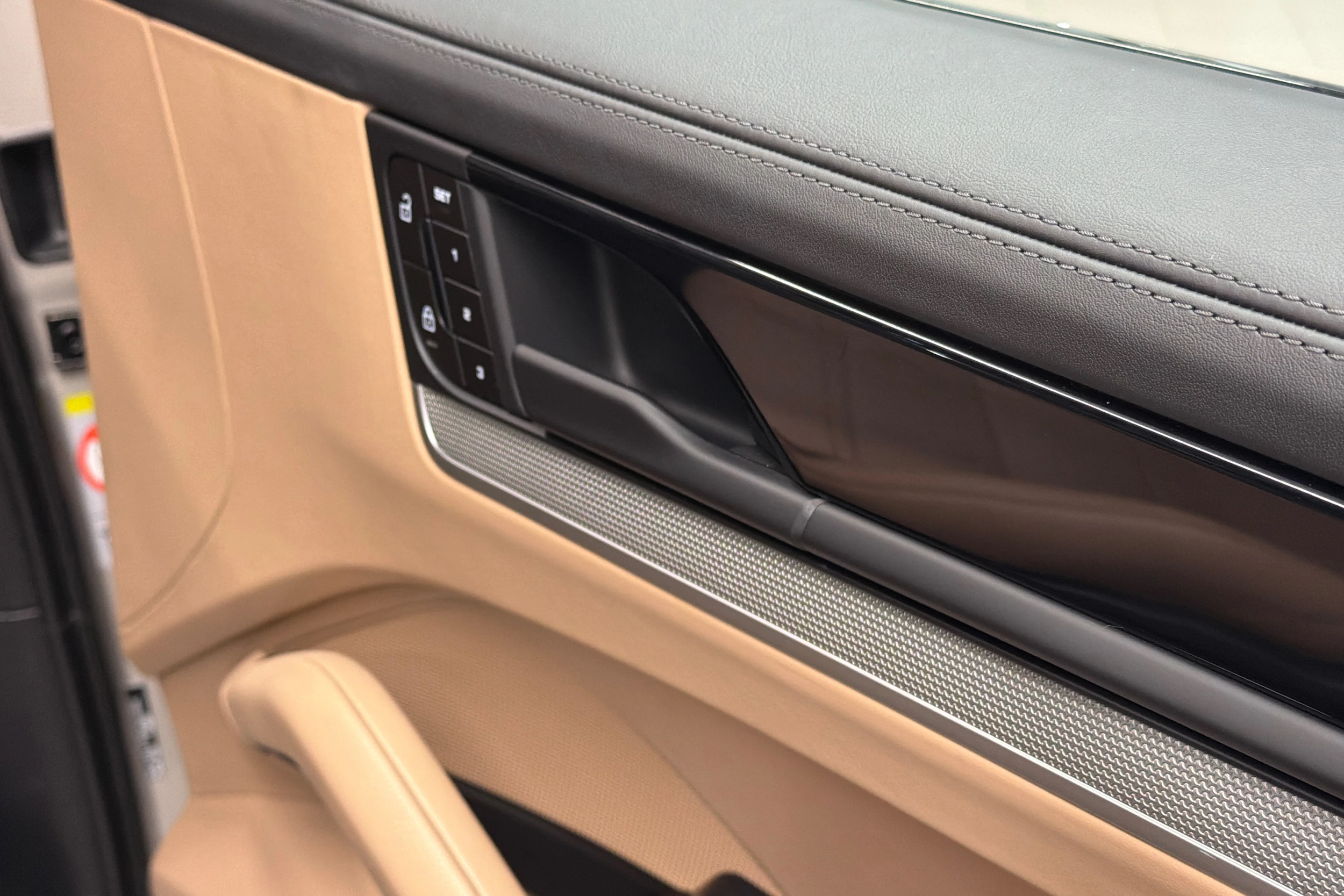 Harmaa Porsche Cayenne 2024 kuva 19.
