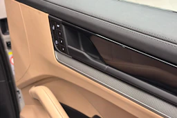 Harmaa Porsche Cayenne 2024 kuva 19.