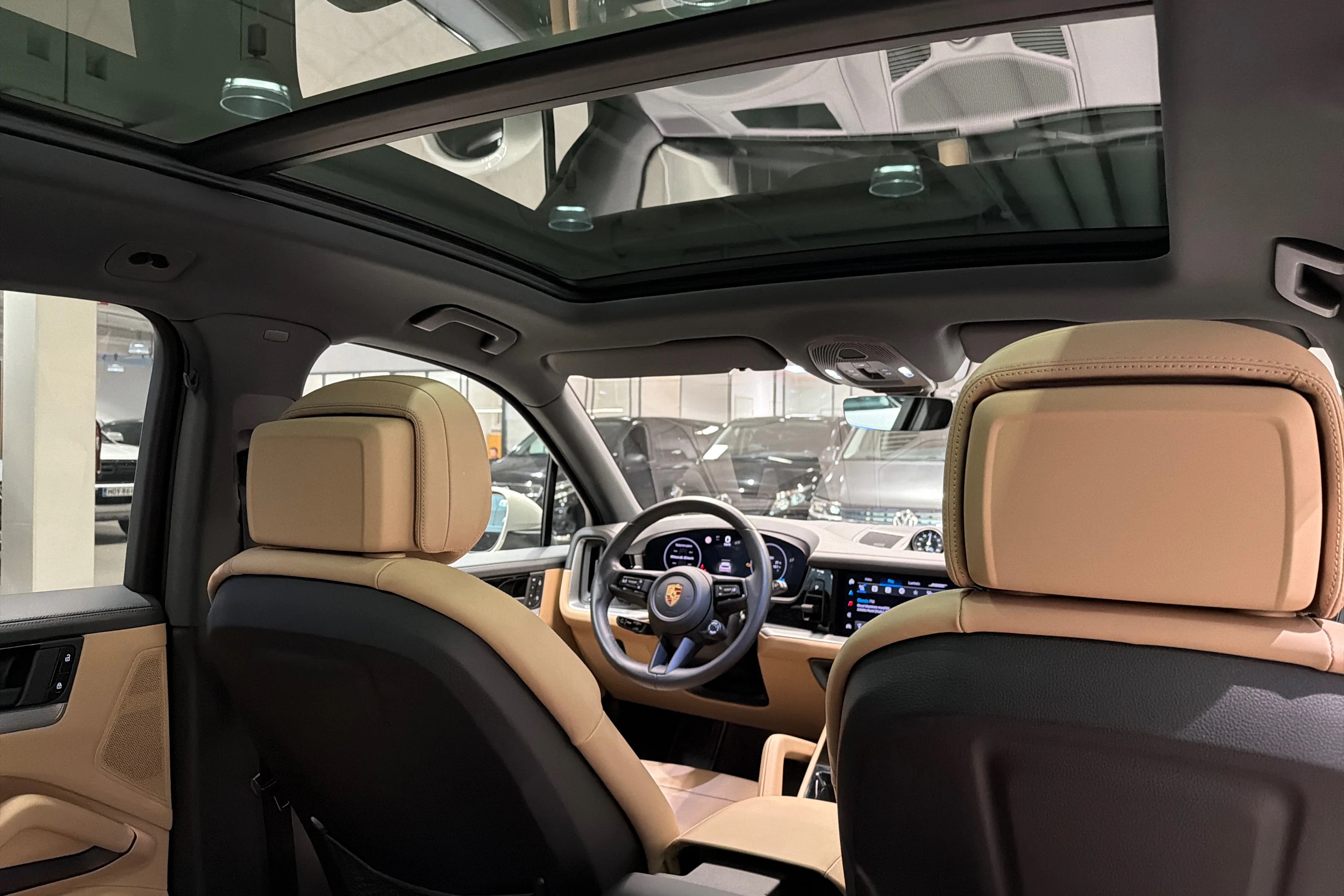 Harmaa Porsche Cayenne 2024 kuva 20.