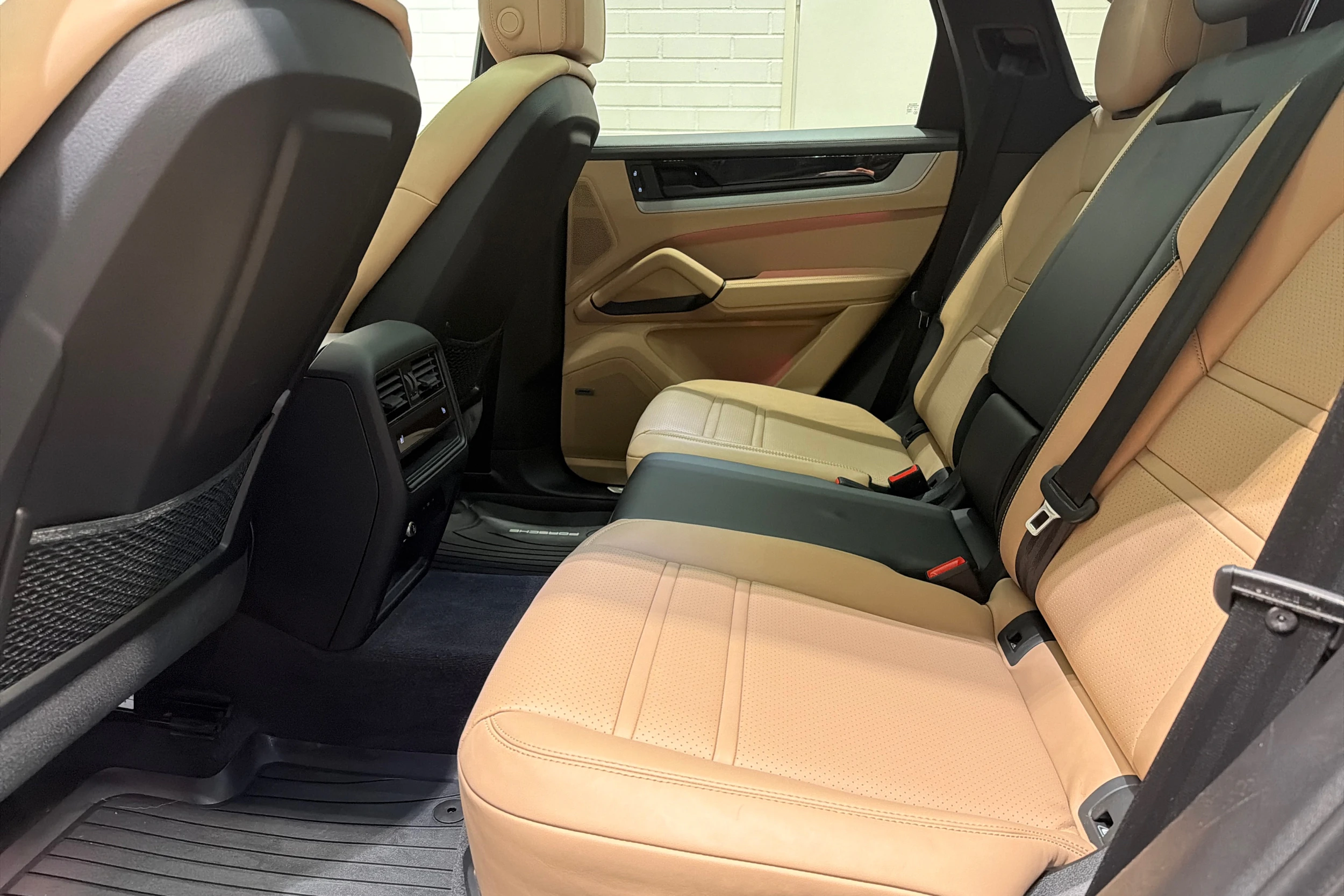 Harmaa Porsche Cayenne 2024 kuva 21.