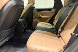 Harmaa Porsche Cayenne 2024 kuva 21.