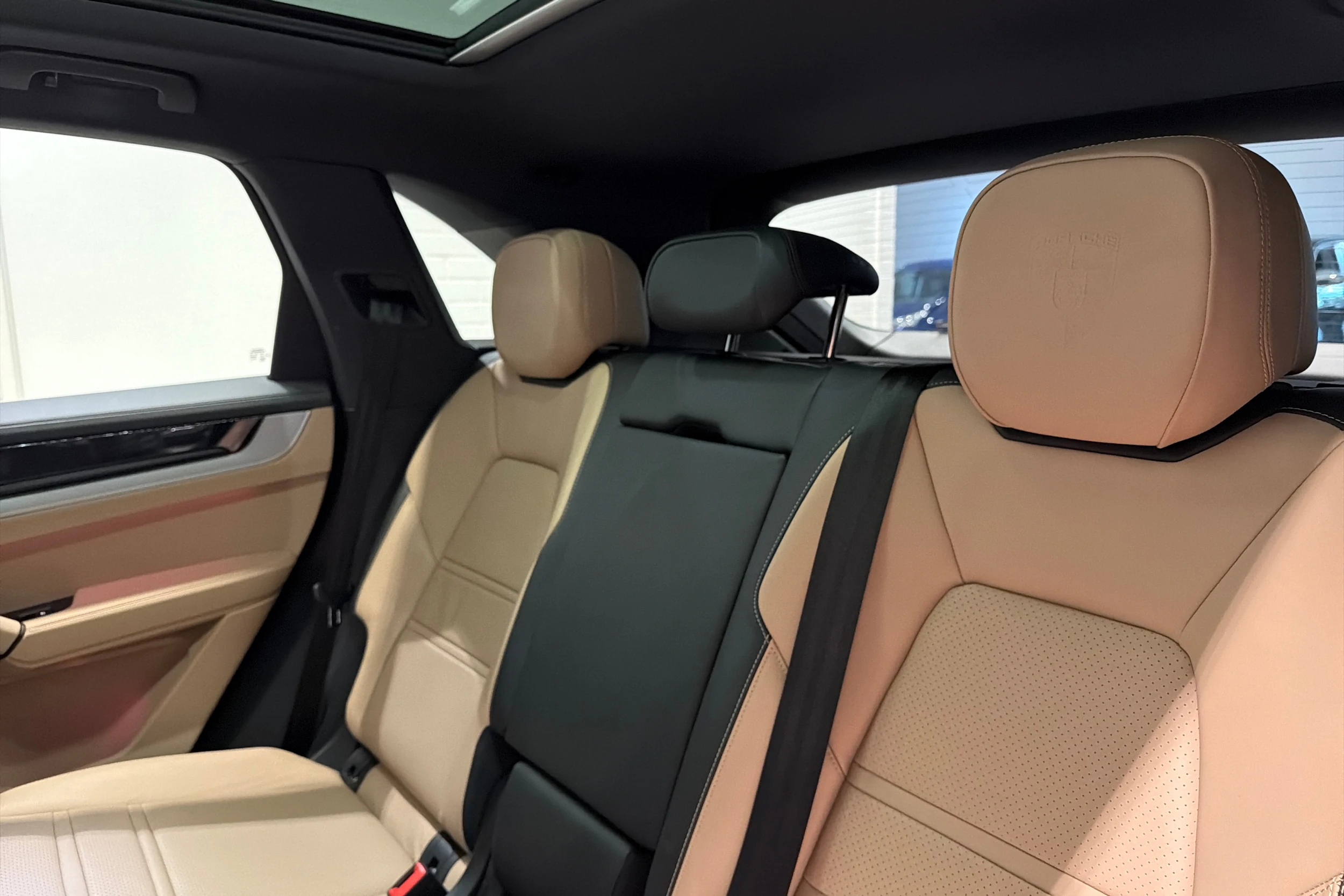 Harmaa Porsche Cayenne 2024 kuva 22.