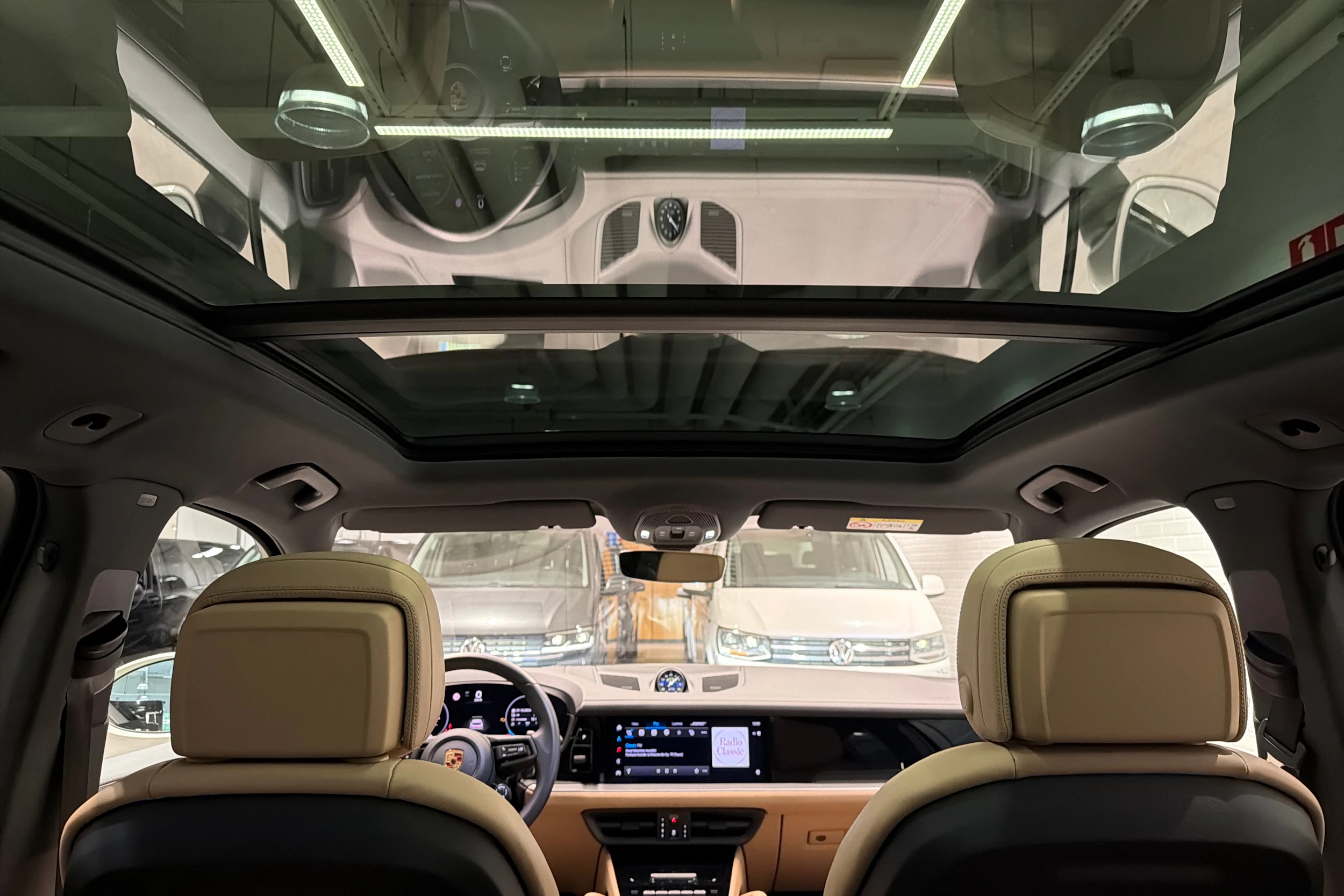 Harmaa Porsche Cayenne 2024 kuva 23.