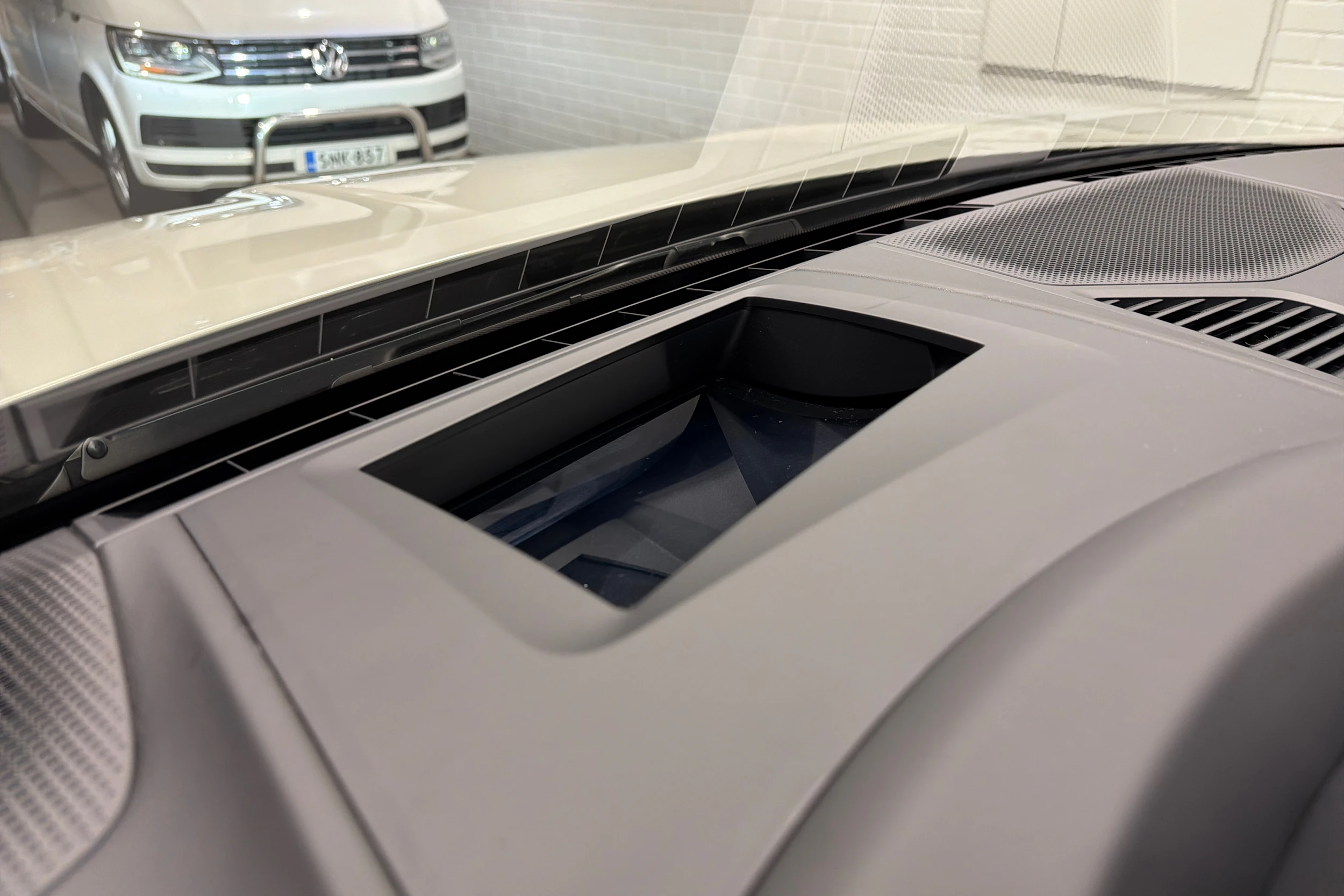 Harmaa Porsche Cayenne 2024 kuva 26.