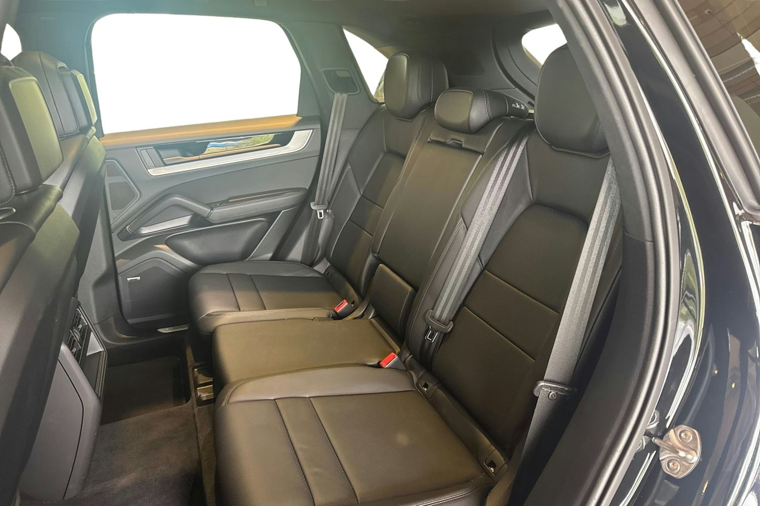 met. musta Porsche Cayenne 2024 kuva 8.